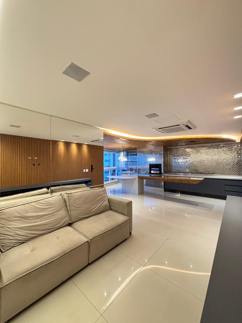 Apartamento Alto Padrão 126 m², 3 Suítes, Andar Alto, Rico em Armários, Vista Livre, Elevador Privativo