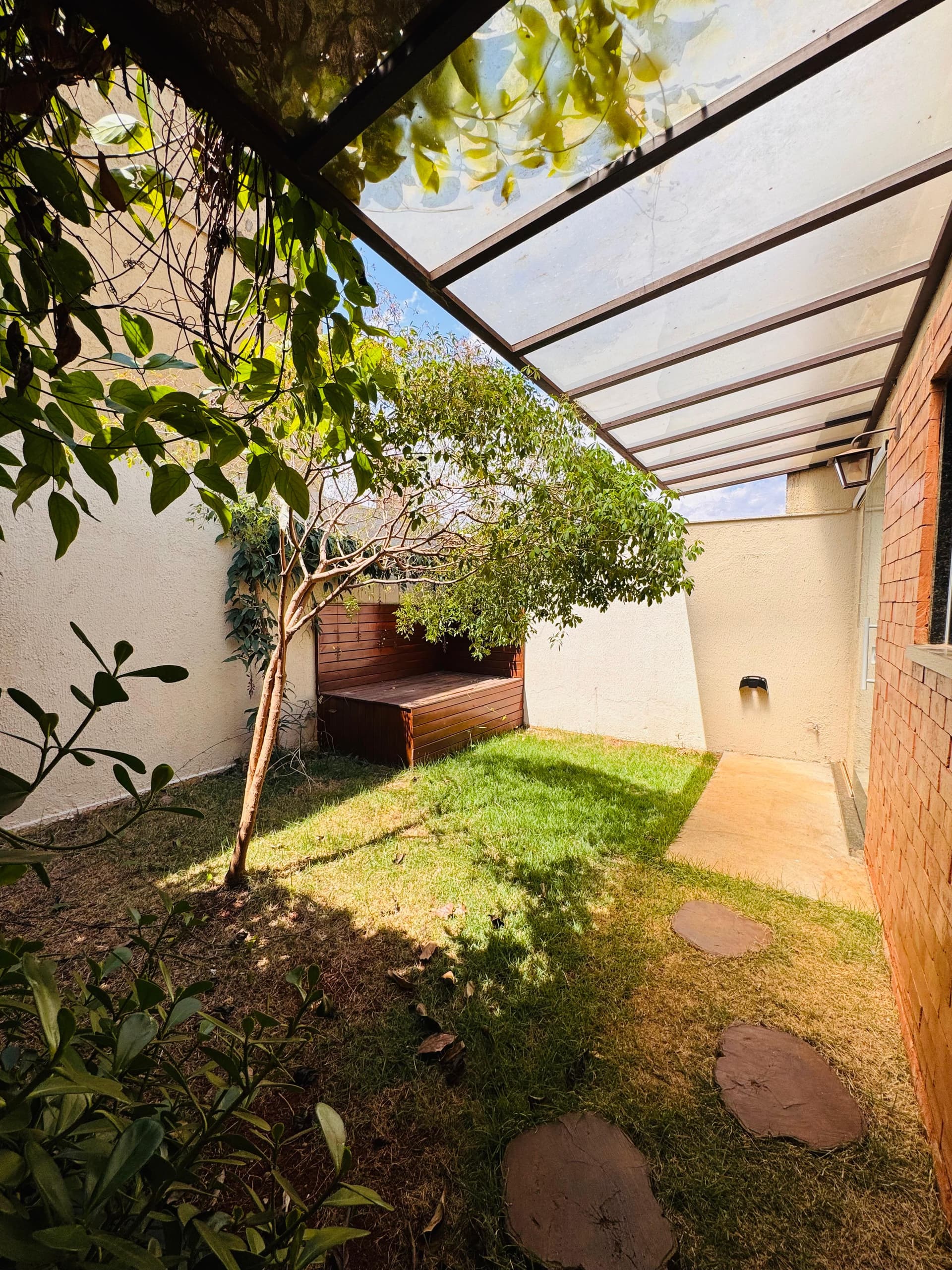 Casa com 3 Quartos, Suíte, Escritório, 140 m² com Armários, energia fotovoltaica- Aparecida Goiana