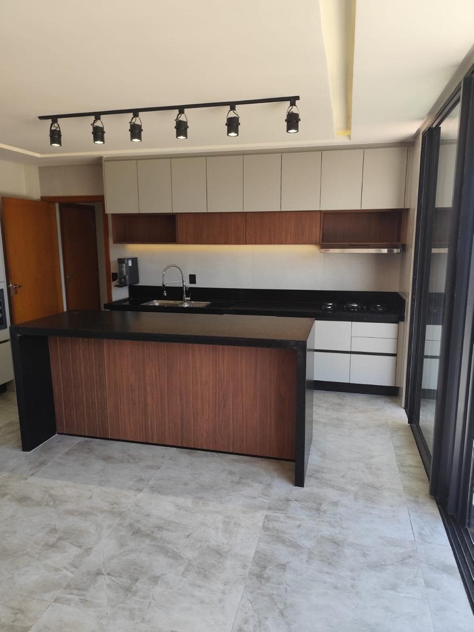 Sobrado Jardins Bolonha 183m²; 4 suítes plenas,3 superior e 1 inferior, Piscina Senador Canedo
