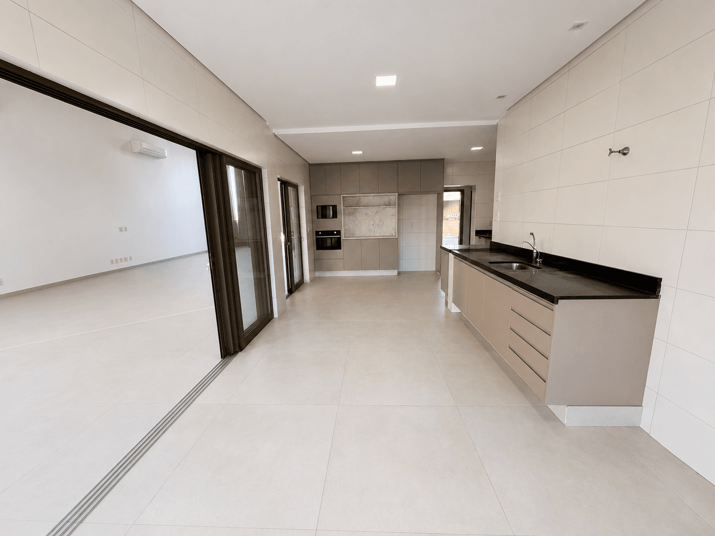 Sobrado Alto Padrão à Venda Portal do Sol Garden 4 Suítes 351 m² Luxuoso Sobrado no Portal do Sol Garden 580 m² de Terreno Goiania