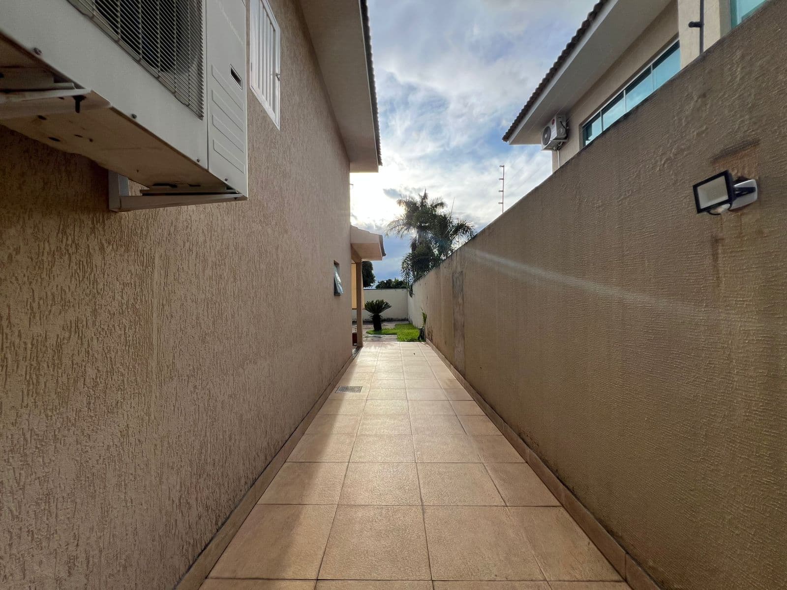 Casa Térrea com 3 Suítes | 220m² Construídos | Lote 494m² | 4 Vagas
