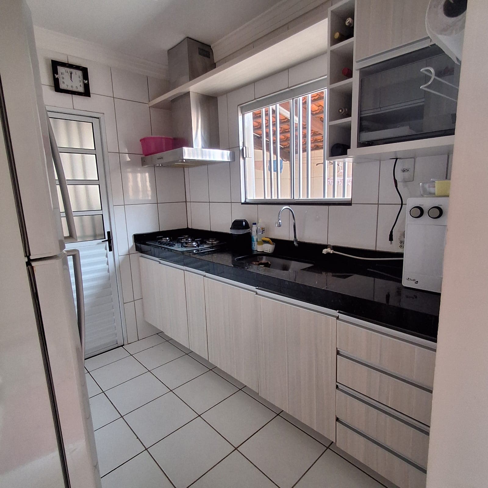 Casa 3 Quartos com Suíte em Condomínio Fechado, Quintal Armários Planejados, 100m²