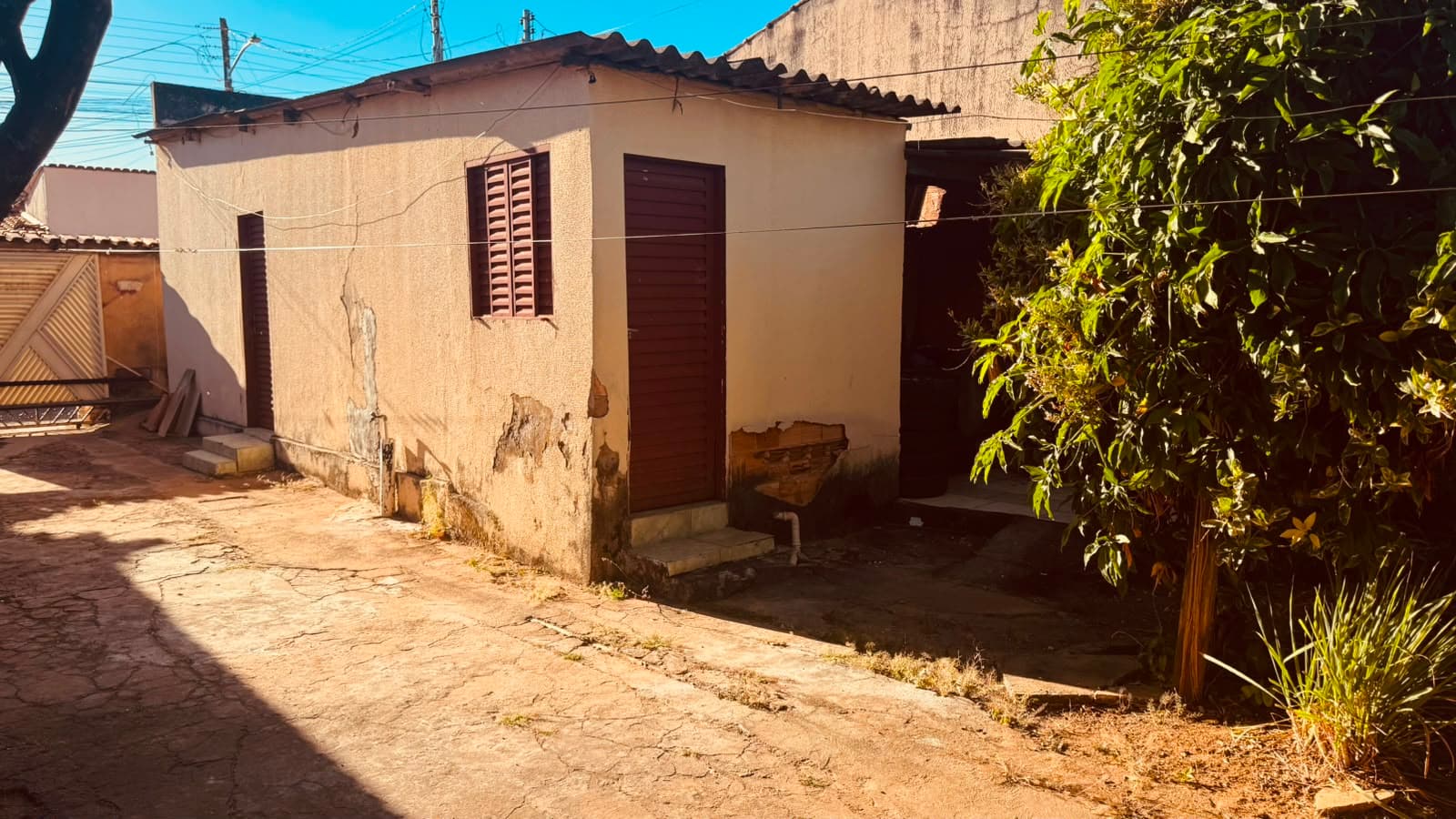 Casa e barracão em Aparecida de Goiânia