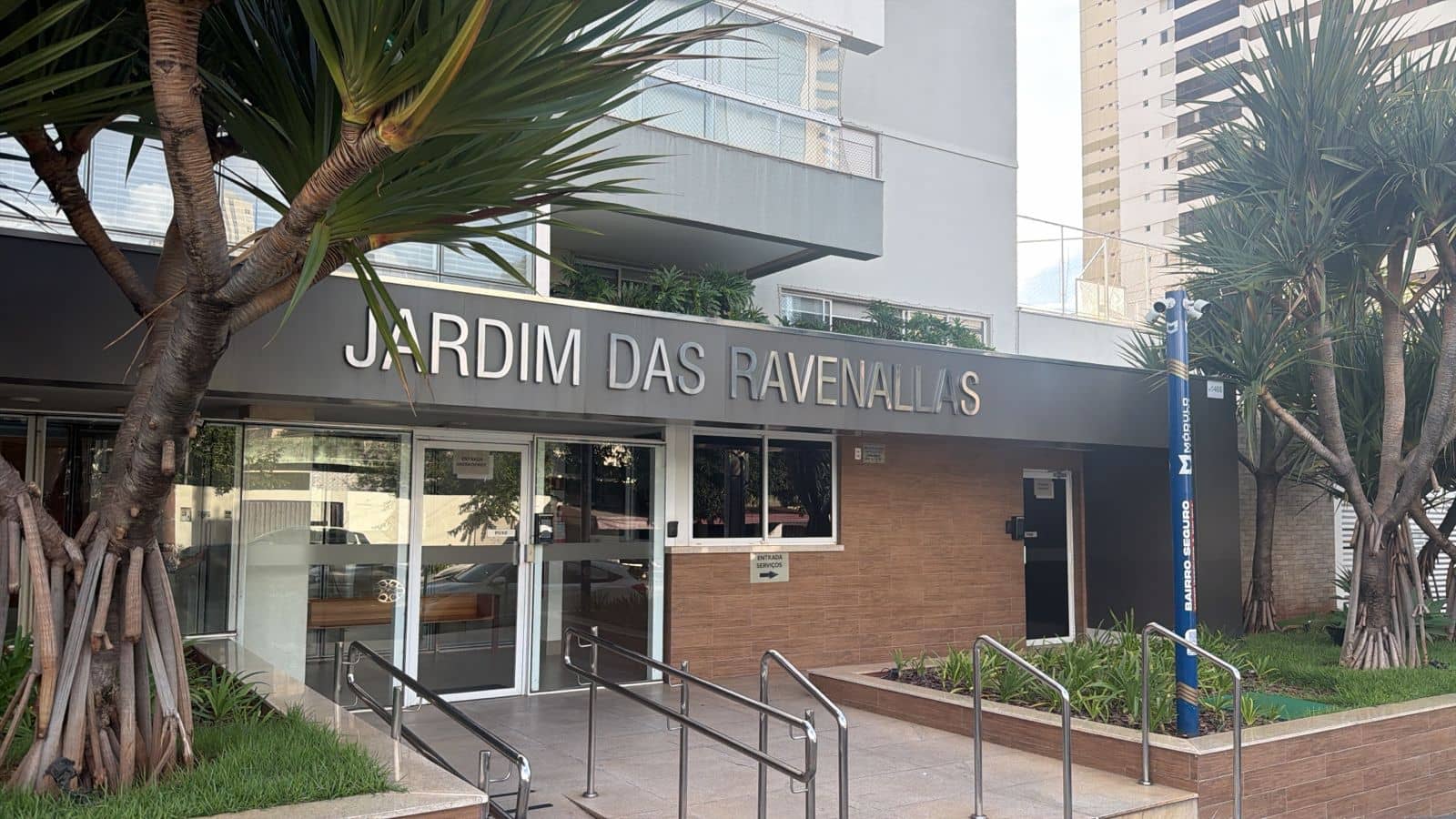 4/4 , sendo 2 suítes, Setor Bueno, semi mobiliado, Ed Jardim das Ravenallas