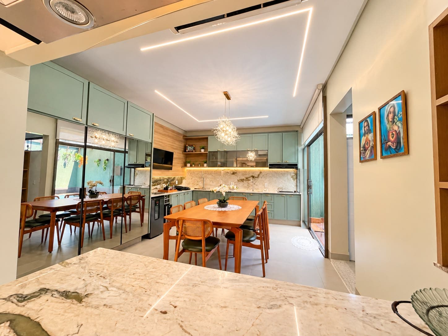Sobrado Triplex Alto Padrão no Jardim Planalto, 3 Quartos duas suítes, Piscina privativa, placas solares 237 m²- Goiânia Goias