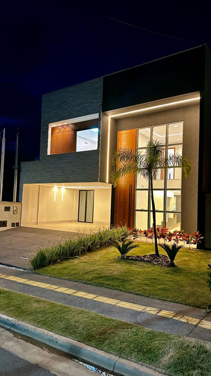 Jardins Barcelona Sobrado Alto Padrão 3 suítes - piscina com sauna - 4 vagas de garagem