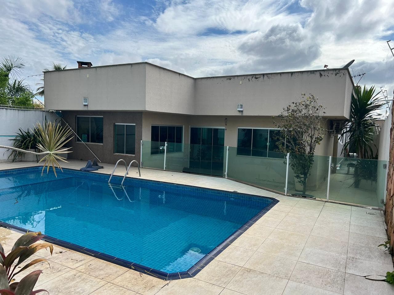 CASA NO JARDIM ATLÂNTICO | 3 quartos | 515m² DE LOTE | PISCINA | ENERGIA SOLAR