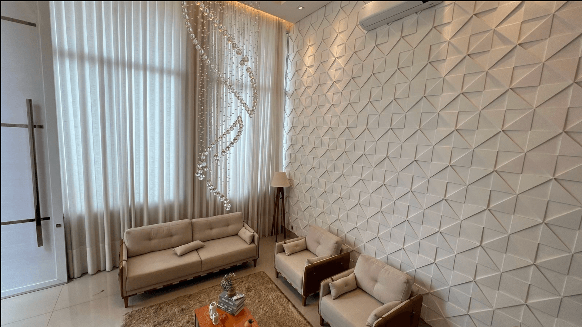 Casa térrea de alto padrão no Condomínio do Lago – 4 suítes, piscina aquecida e 324 m² construído