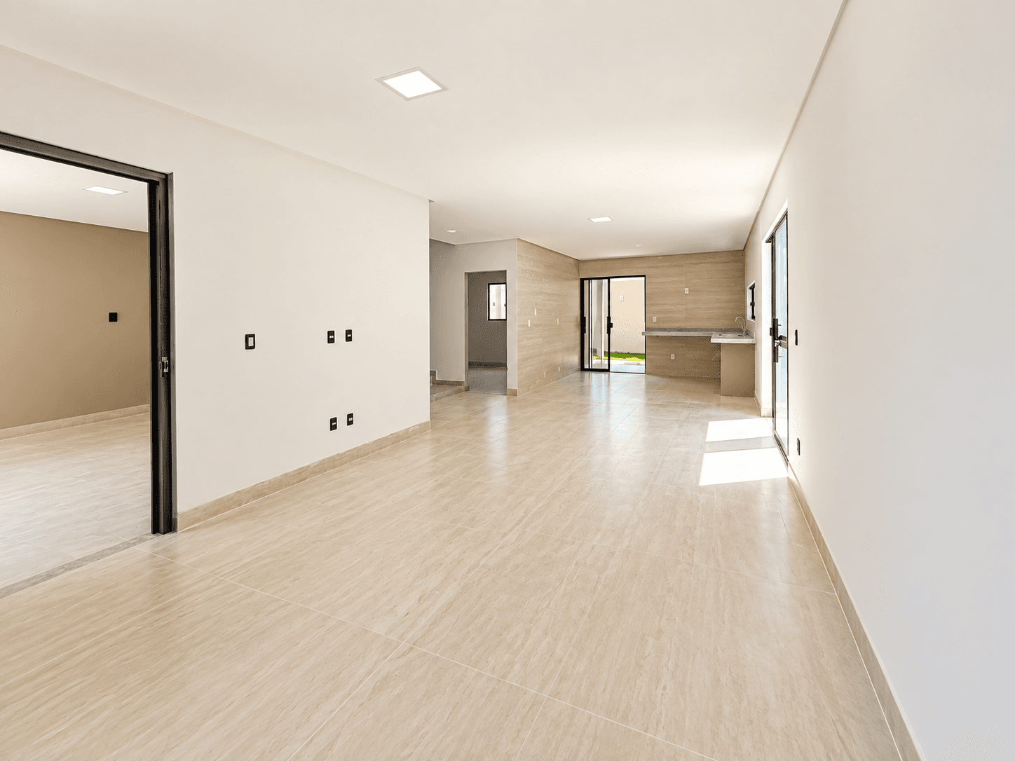 Sobrado de Alto Padrão com 4 Suítes, Suíte Master e Closet, Moderno com Piscina e Churrasqueira, – Setor Jaó