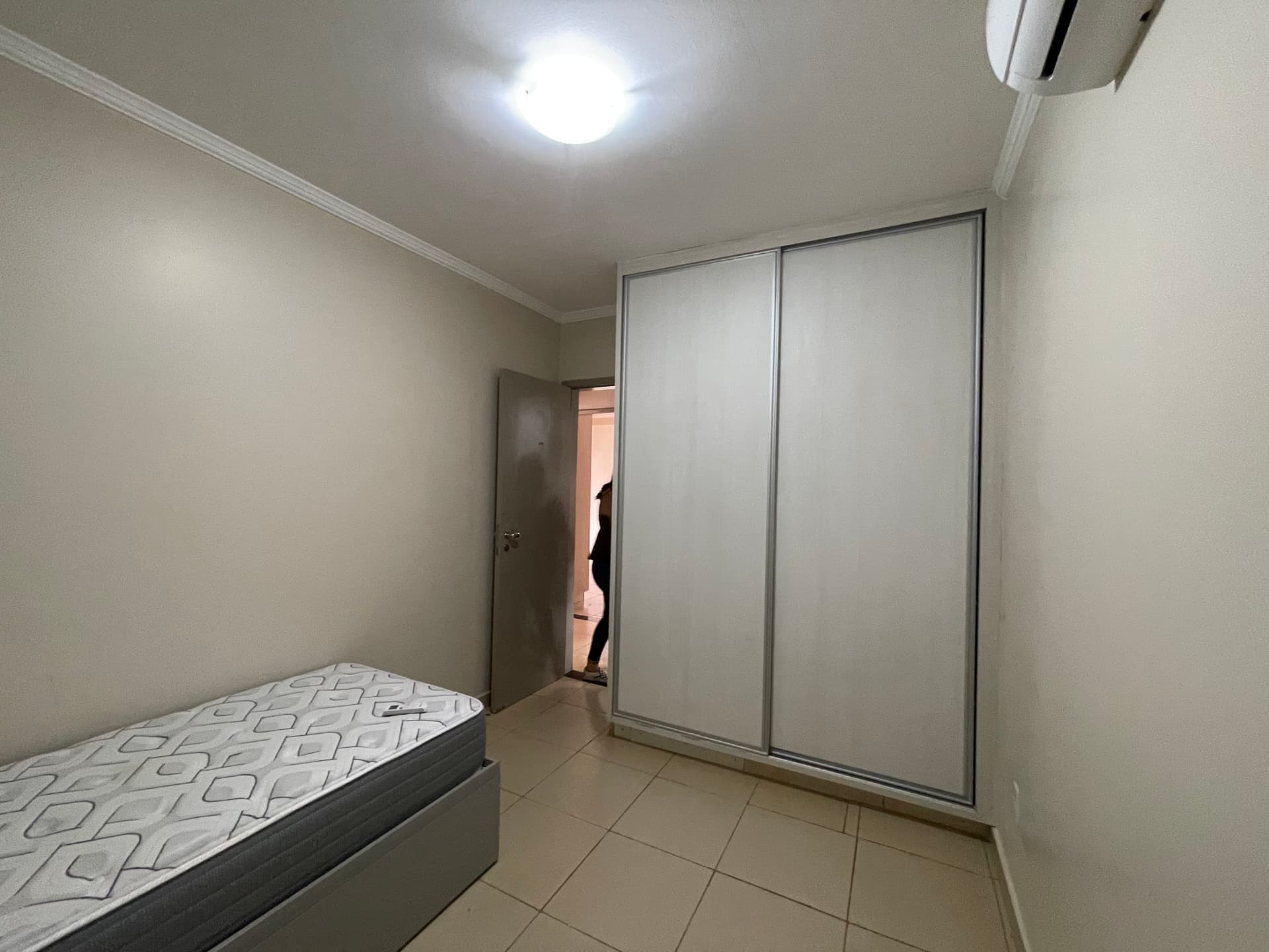 Casa 3 Quartos uma suíte com armários, piscina 250 m² de Área Privativa prox. Aldeia Vale- Goiânia
