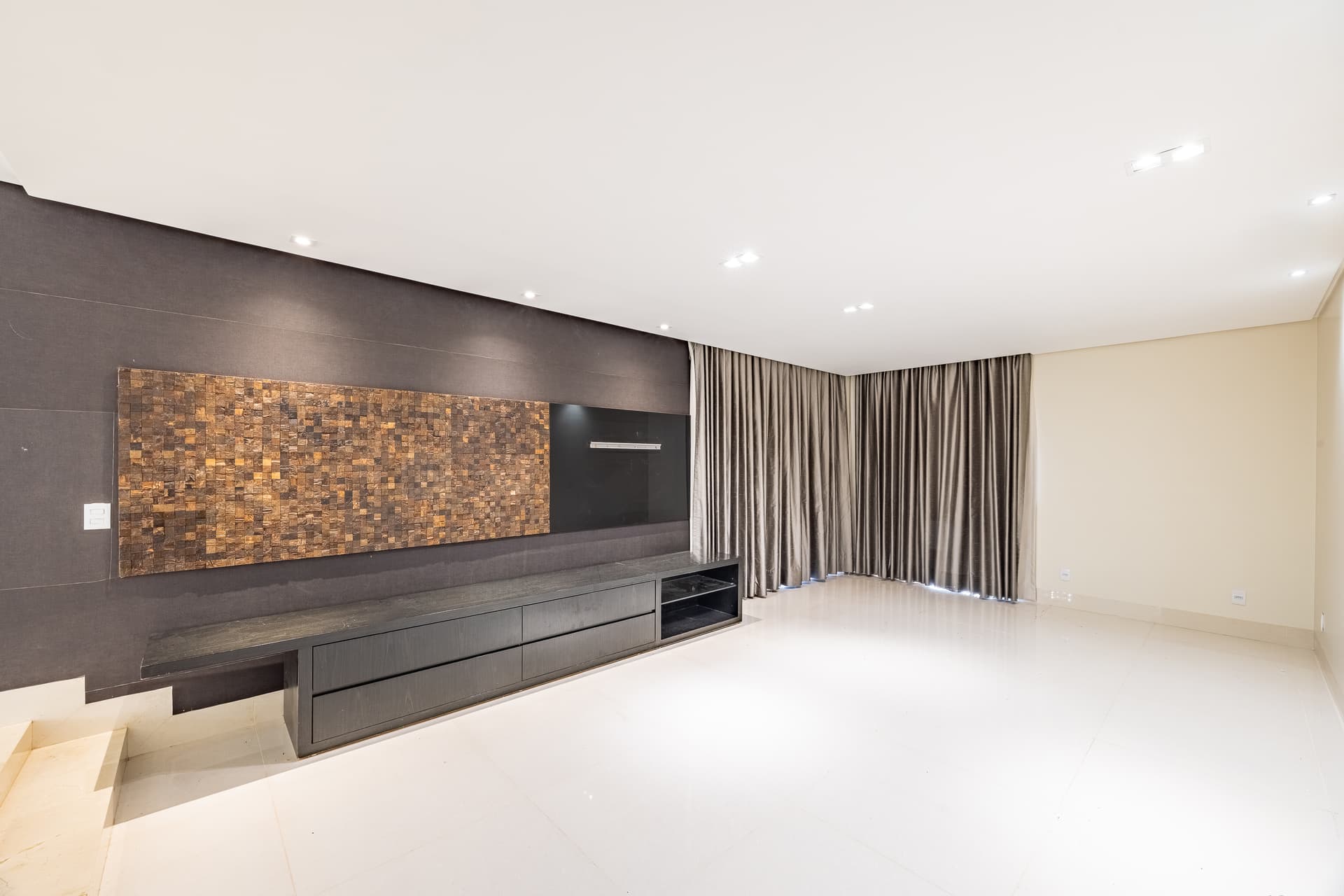 Apartamento Renoir – Setor Bueno | Vista para a Praça T-25
