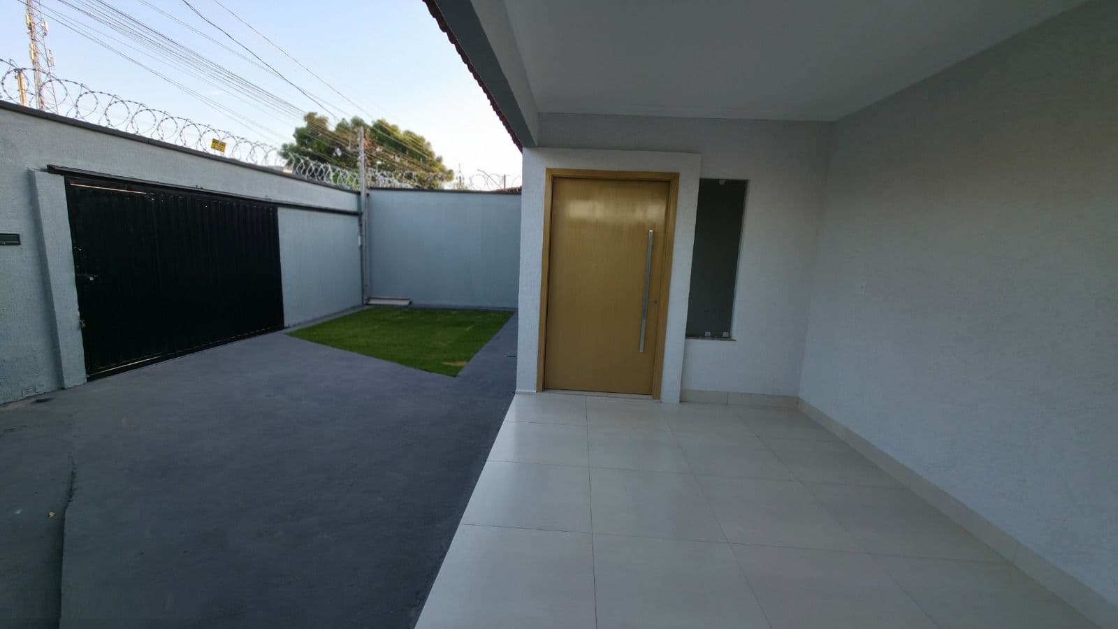 Casa Nova de Esquina , 3 Quartos uma Suíte, Segurança Instalada Casa na Laje