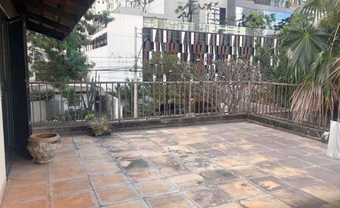 LOTE A VENDA NO SETOR BUENO AO LADO DO BRETAS