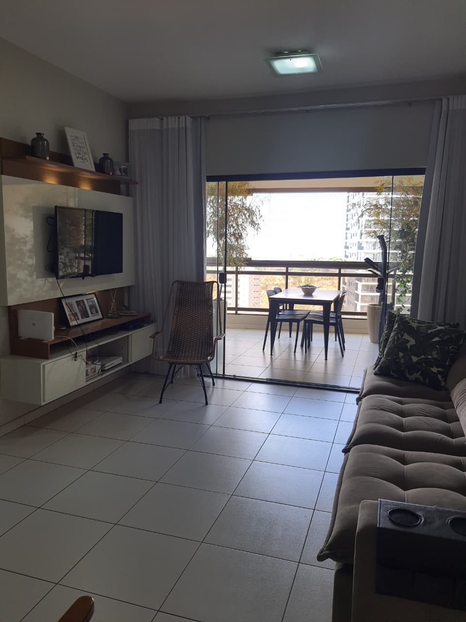 Apartamento 3 quartos (3 suítes) Setor Bueno - Andar alto - Vagas paralelas
