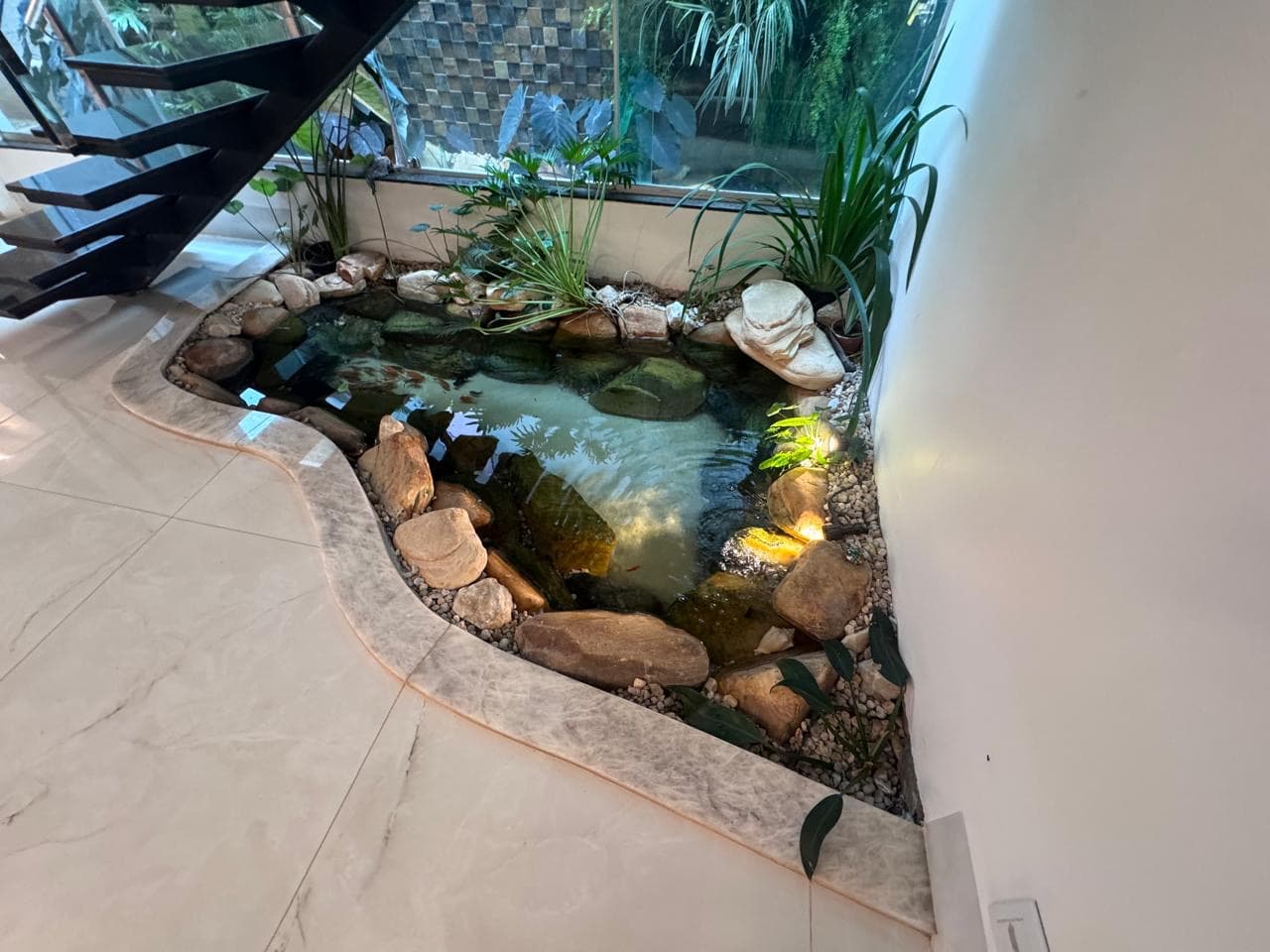 SOBRADO ALTO PADRÃO NO JARDINS MADRI 4 SUÍTES 338m² , PISCINA E ÁREA GOURMET