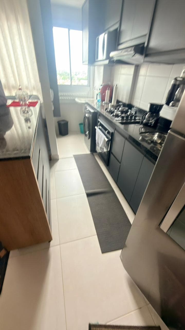 Apartamento 3 quartos, 1 suíte, completo em armários, 2 vagas de garagem, andar alto - Aeroviário