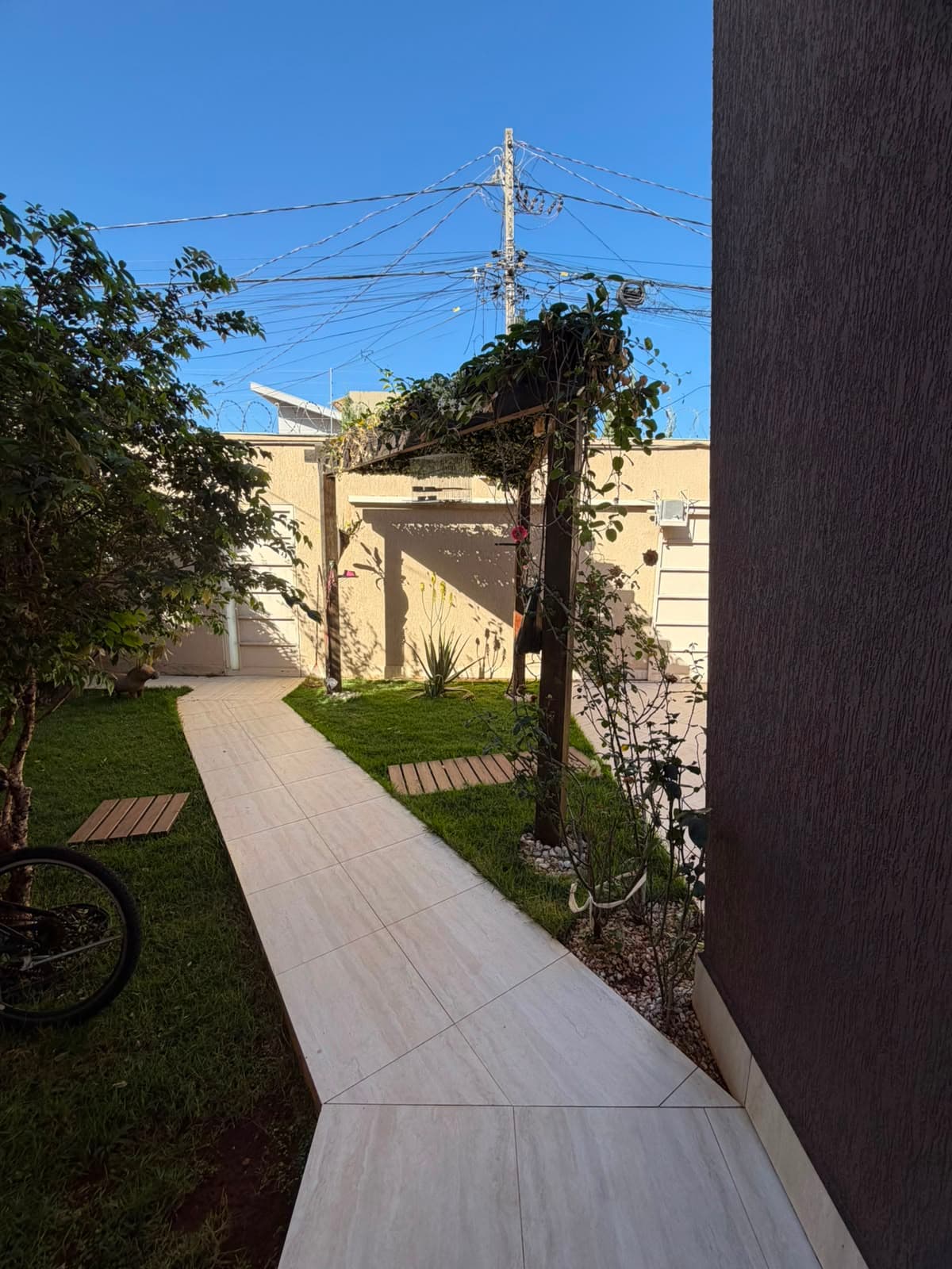 Casa Térrea 3 quartos sendo uma suíte- Lote de 360m² com piscina - 183 m² construído