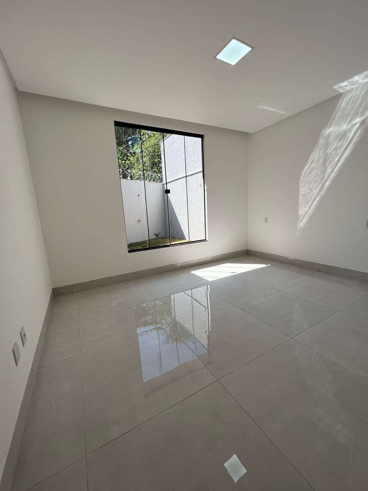 Casa Moderna com 3 Suítes e Varanda Gourmet Jardim Helvécia 151m², Acabamento de Qualidade Apararecida de Goiânia