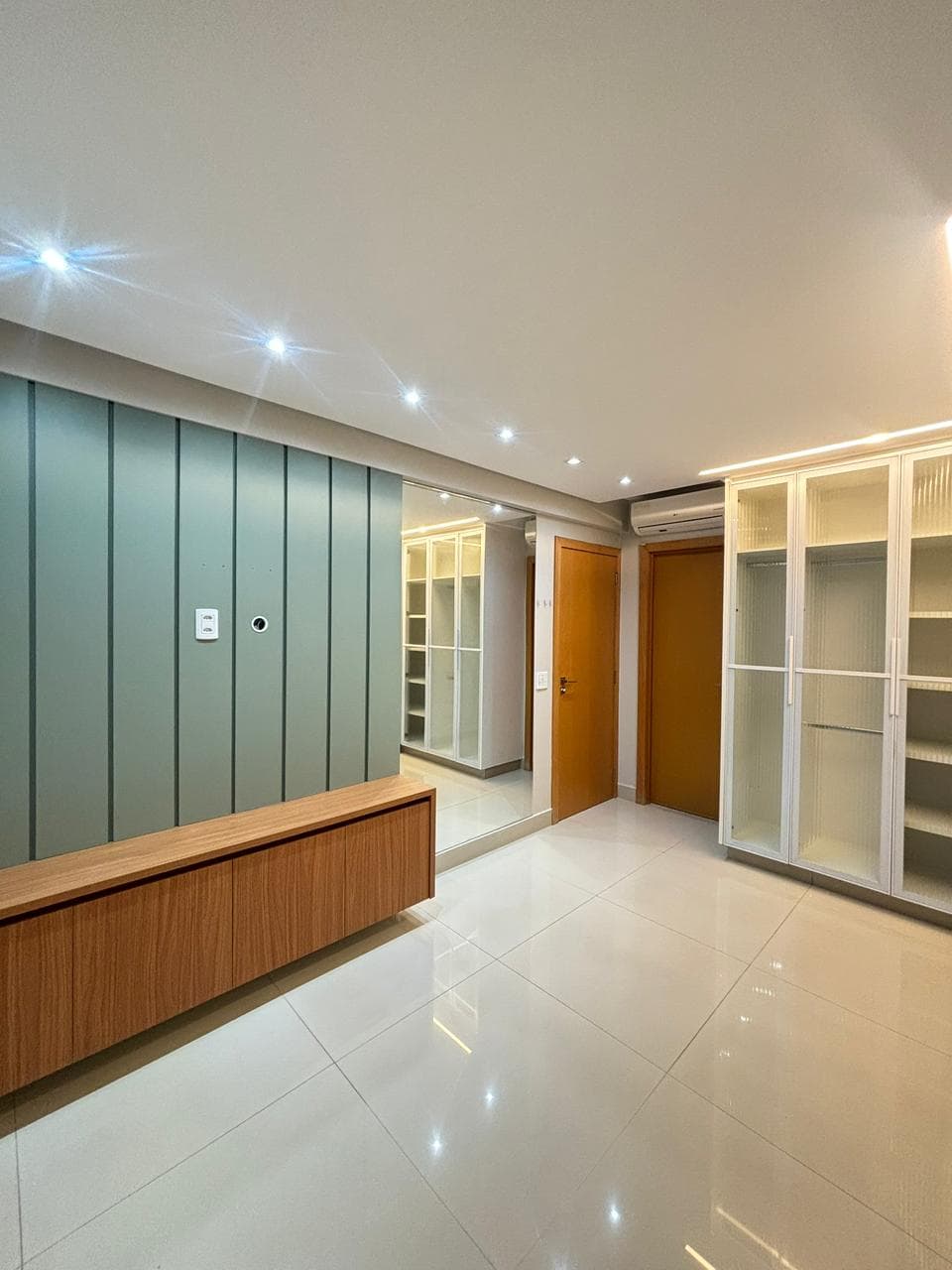 Apartamento Alto Padrão 126 m², 3 Suítes, Andar Alto, Rico em Armários, Vista Livre, Elevador Privativo