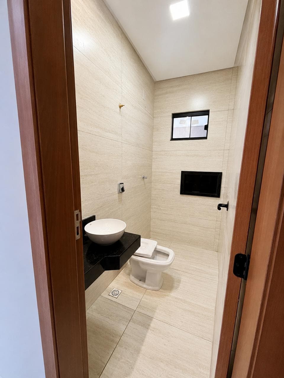 Baixou Venda Casa 3 quartos, Nova sendo: 1 suíte plena com pé-direito duplo; Solange Park Prox Joao Braz Goiania