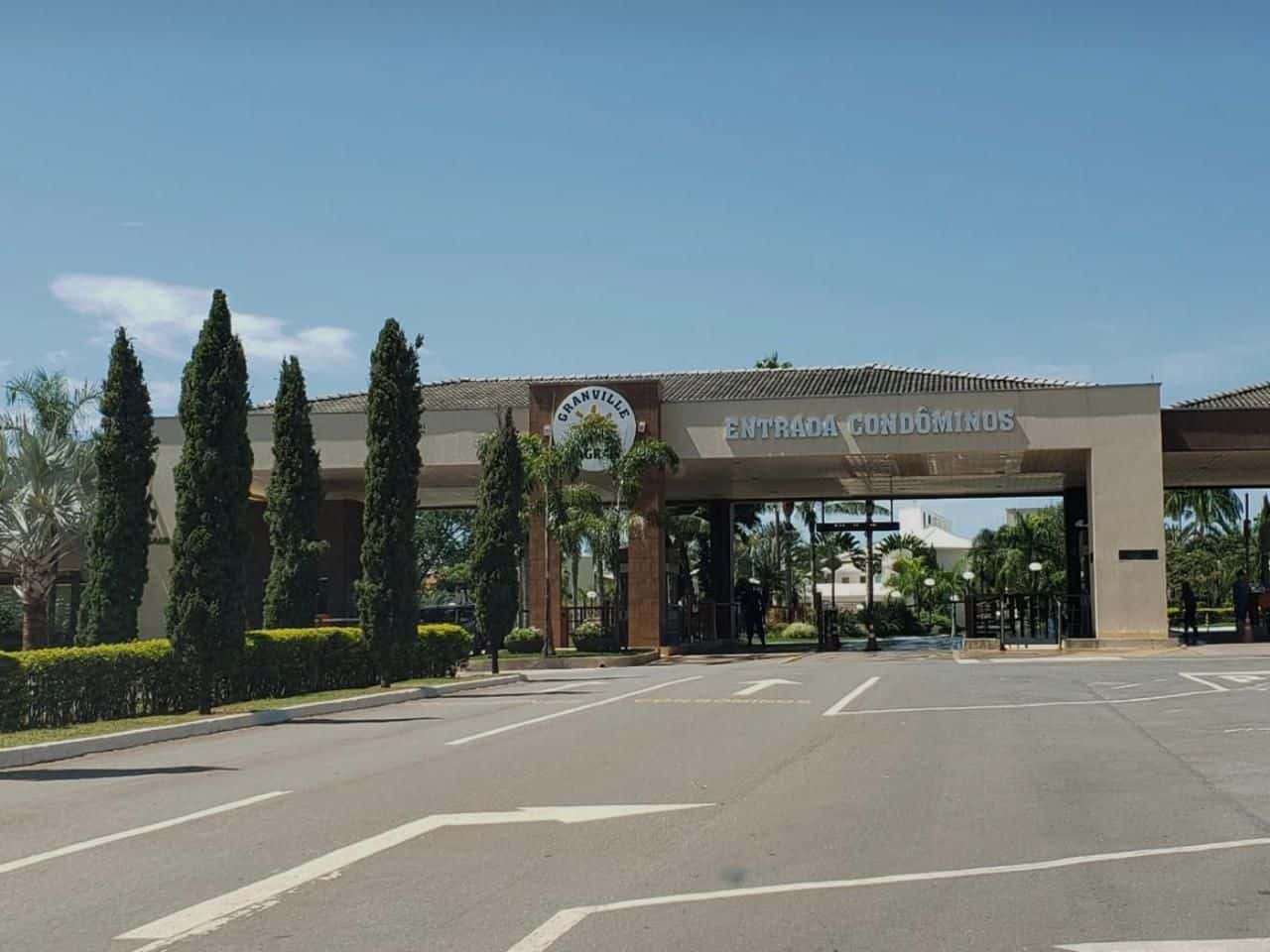 Casa à Venda no Condomínio Granville | 4 Quartos | 267m² Construídos | Terreno 450m² | Casa de Esquina | Goiânia
