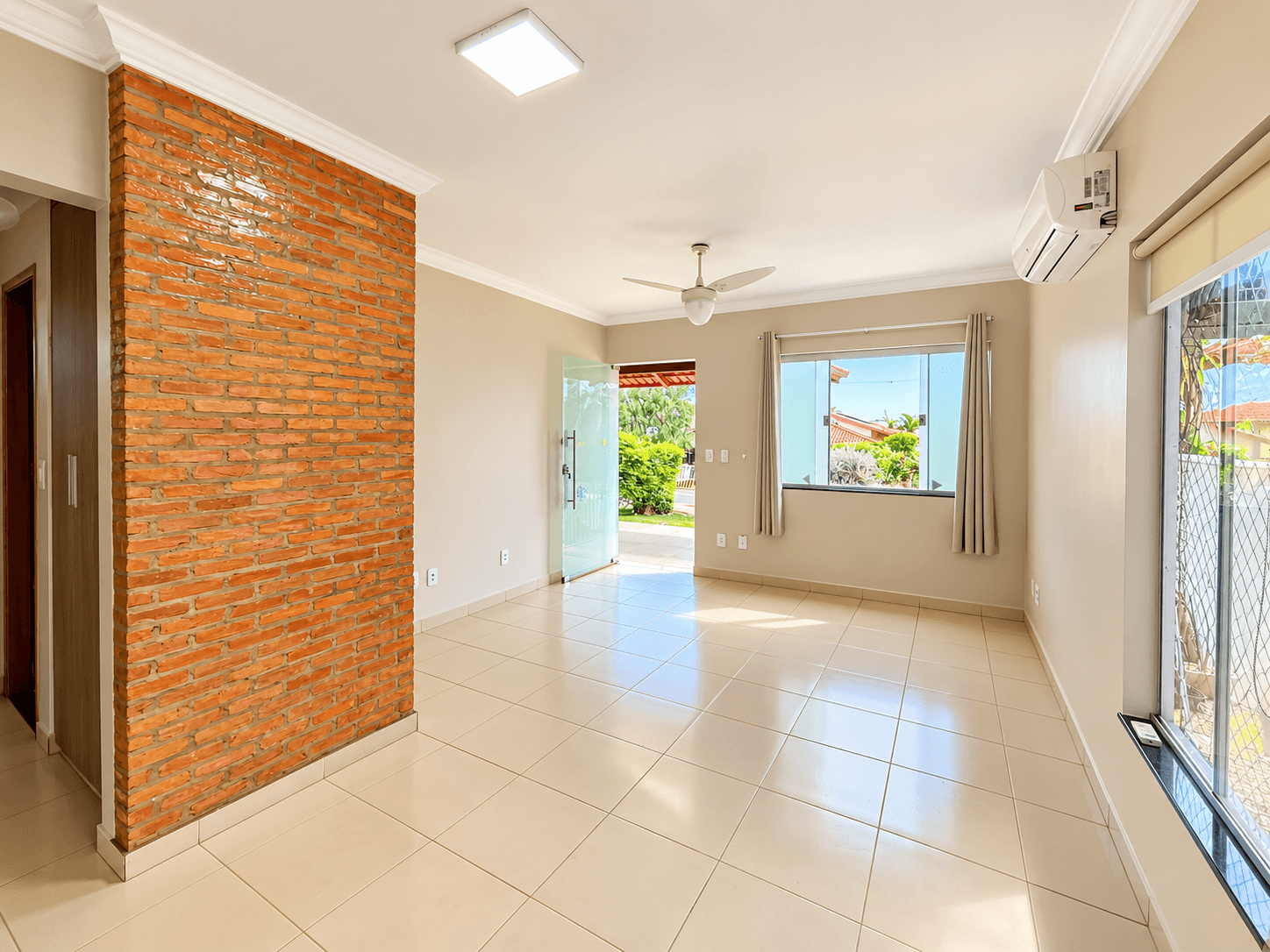 Casa 3 Quartos uma suíte com armários, piscina 250 m² de Área Privativa prox. Aldeia Vale- Goiânia