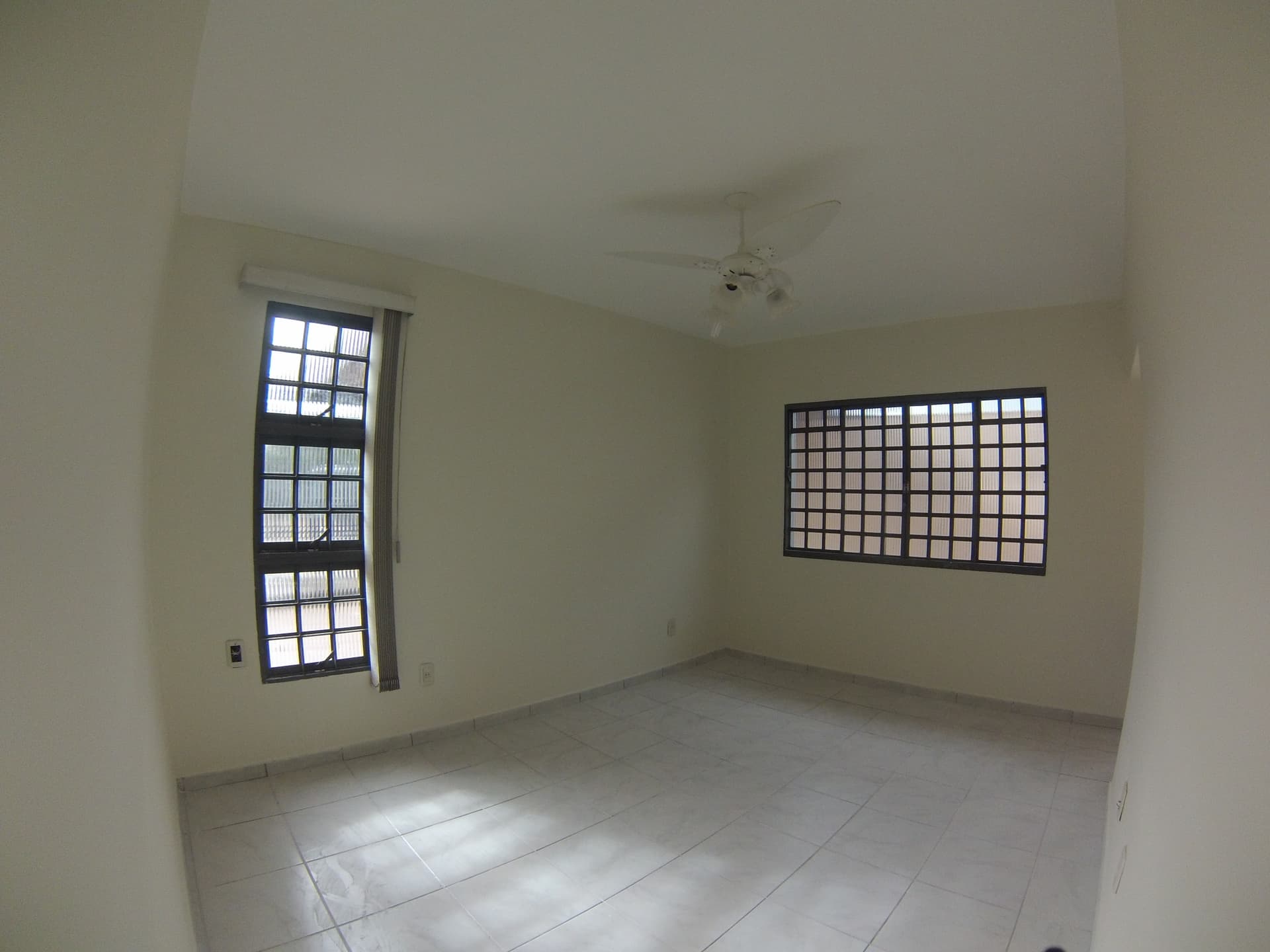 Condominio com 3 casas, residencial familiar ou dupla aptidão setor Santa Genoveva.
