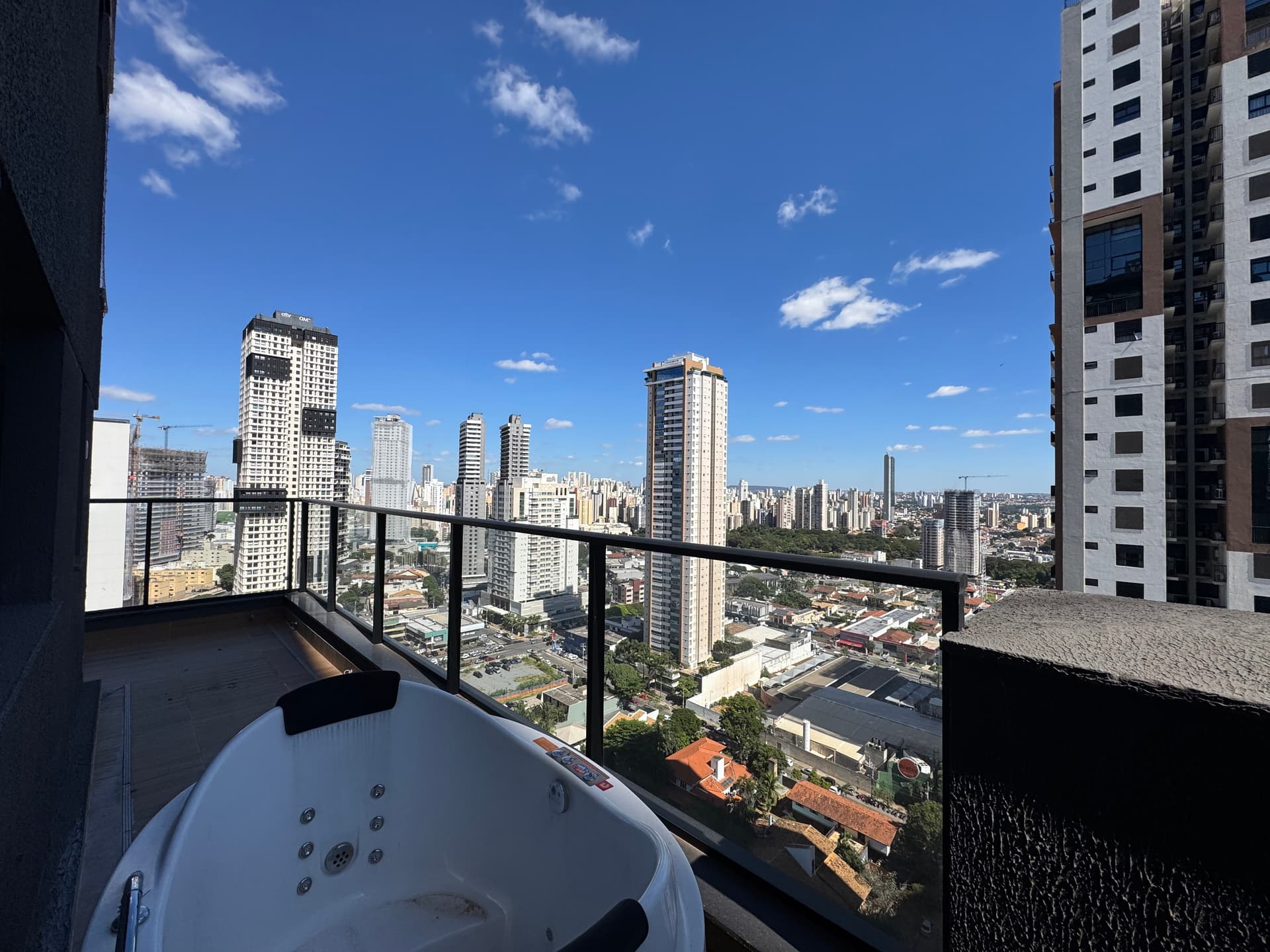 City Hub, com 2 suítes plenas, com mais 30 metros de terraço e Hidromassagem!