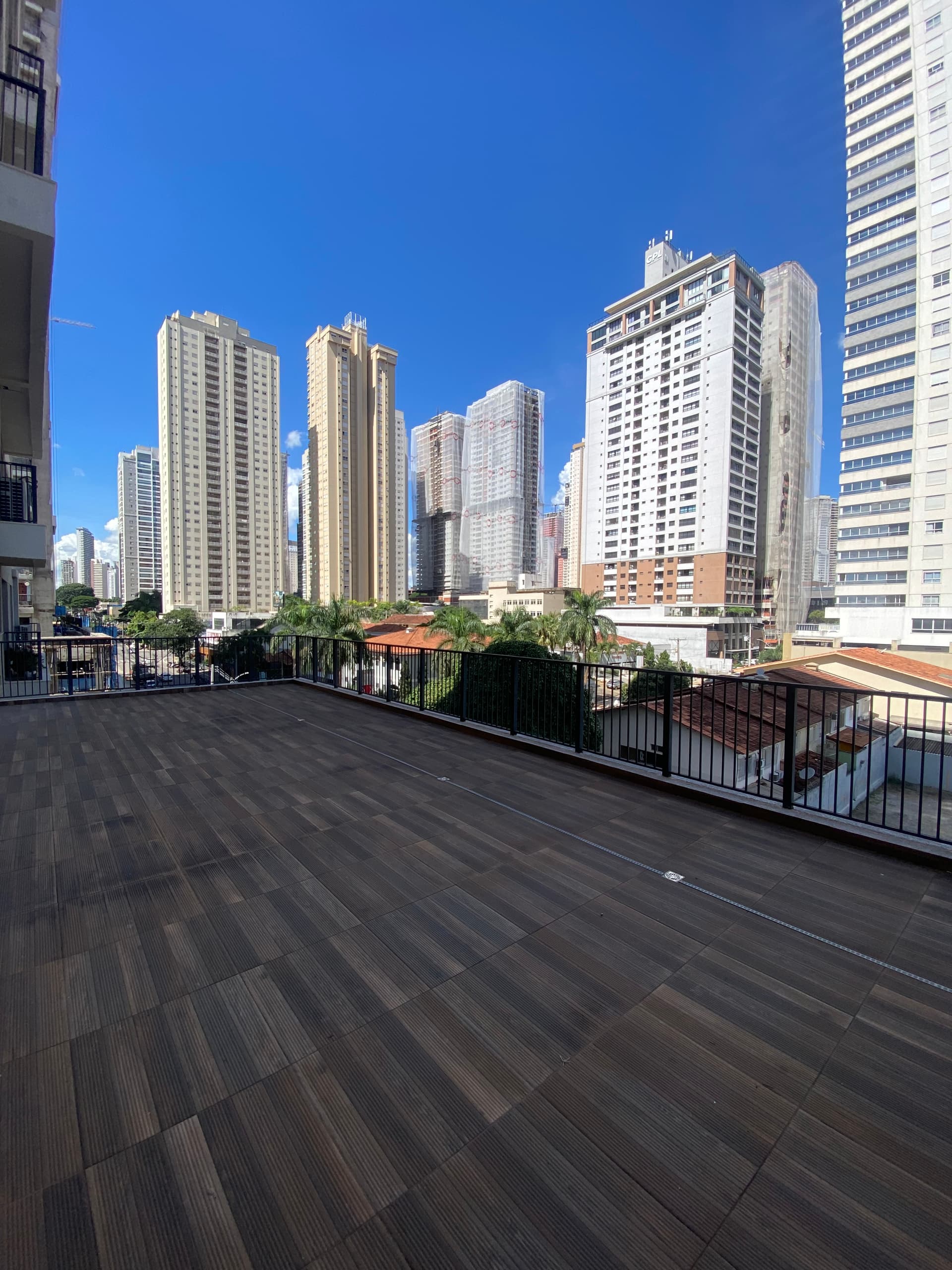 Apartamento Garden, sendo 2 quartos com 129 metros de área interna.