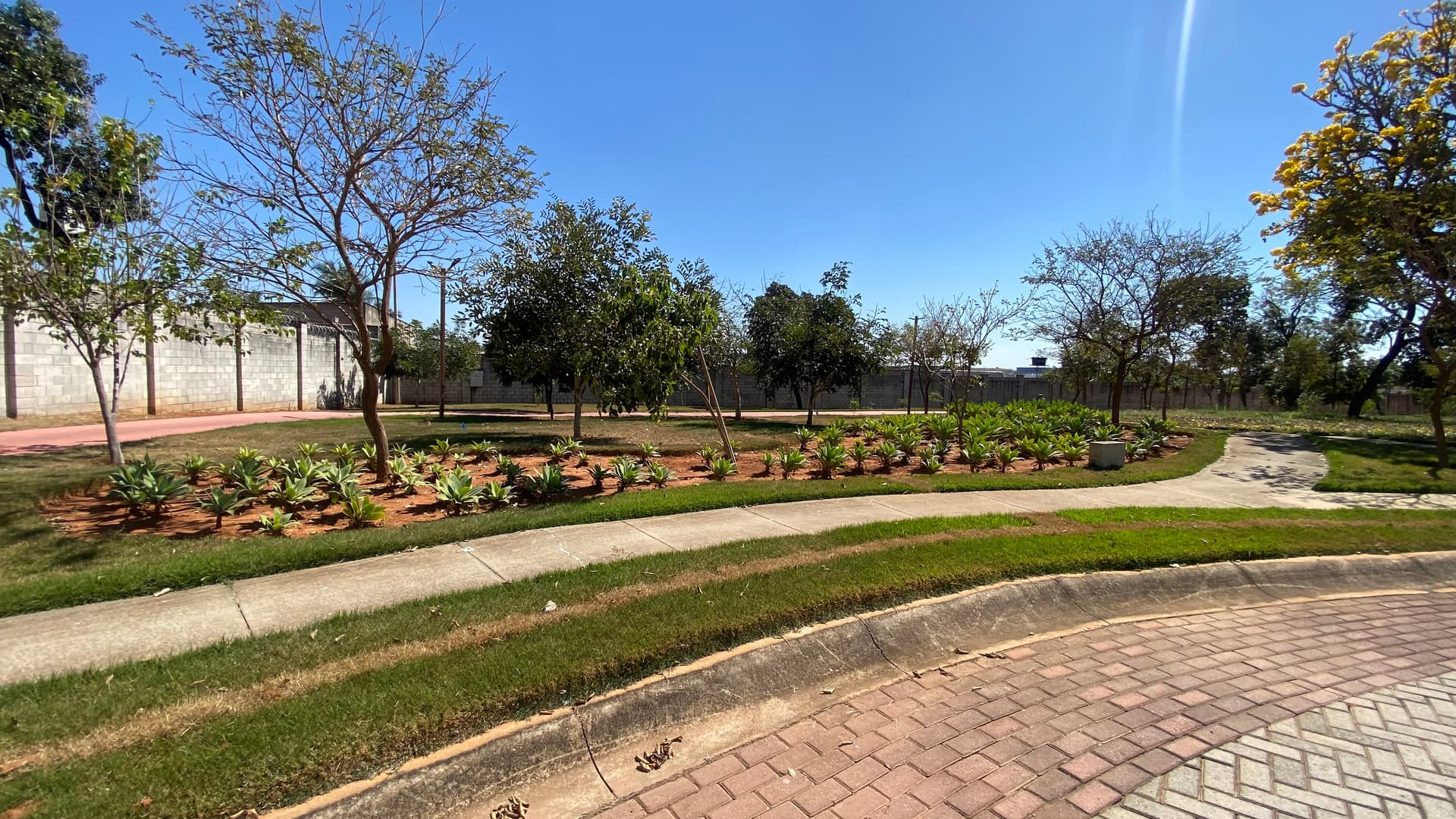 Excelente Lote Plano de Esquina no Parqville Jacarandá