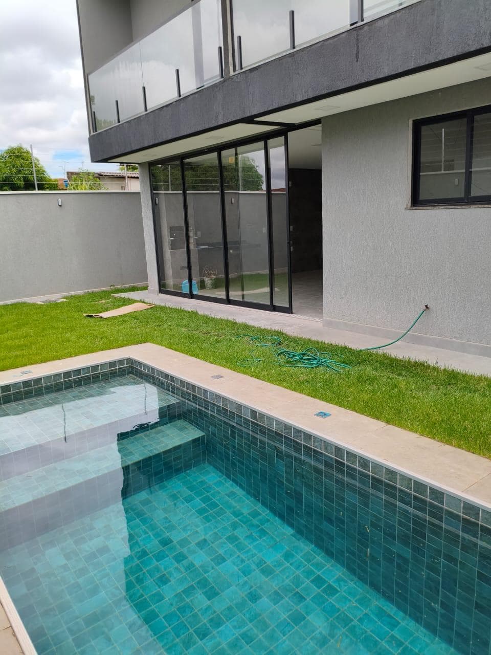 Sobrado 3 Suítes Setor Garavelo Aparecida de Goiânia com Piscina 375m