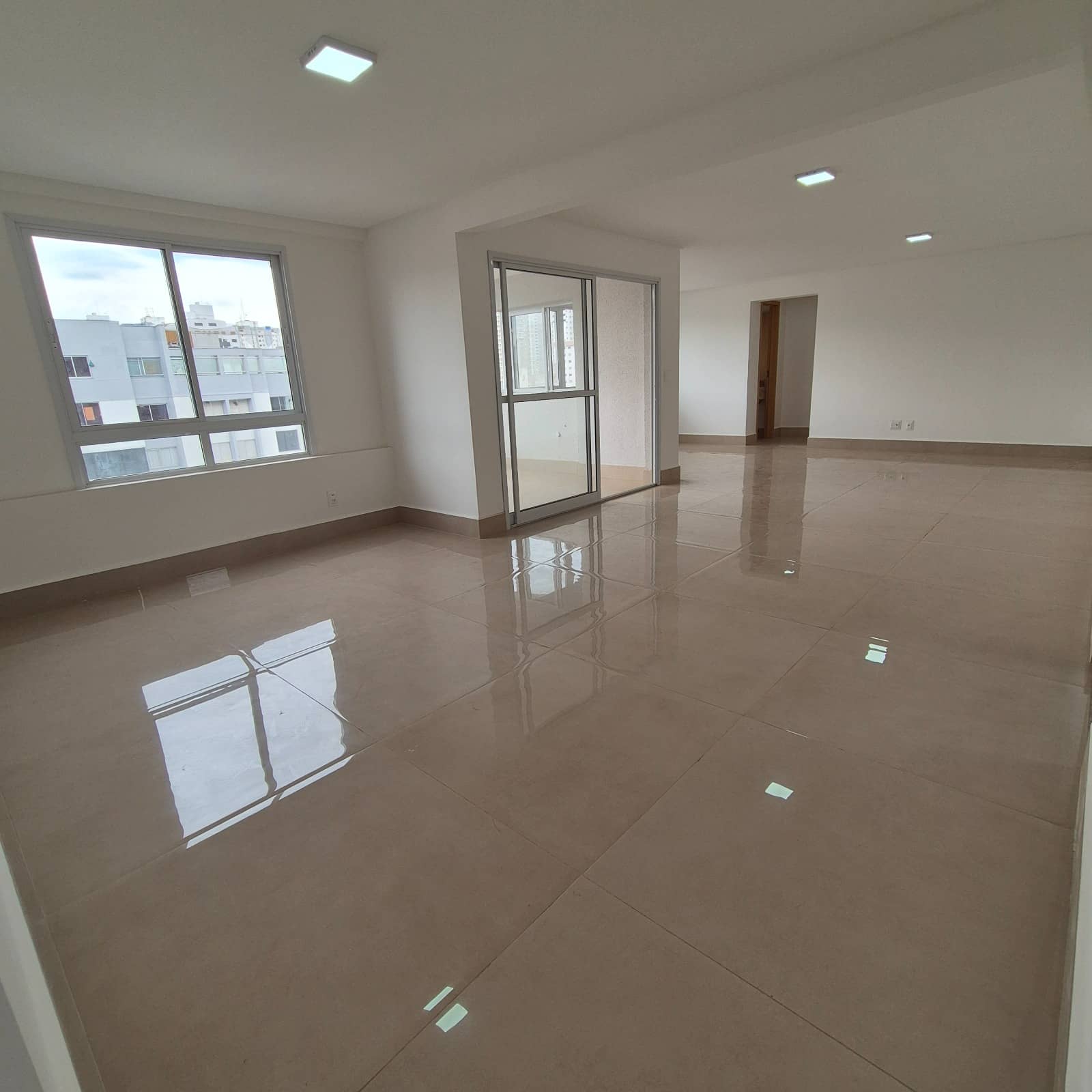 Apartamento 3 suítes plenas 155M andar alto, 3vagas e escaninho R$ 1.250.000