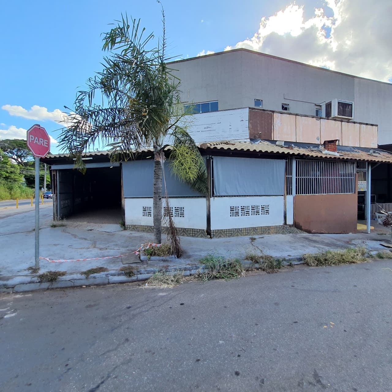 Ponto comercial versátil em esquina estratégica.