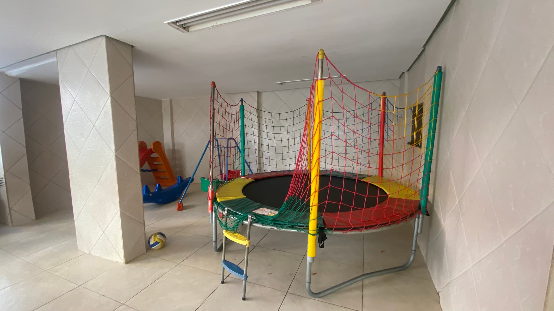 Apartamento com 2 quartos sendo 1 suite próximo UNIRV