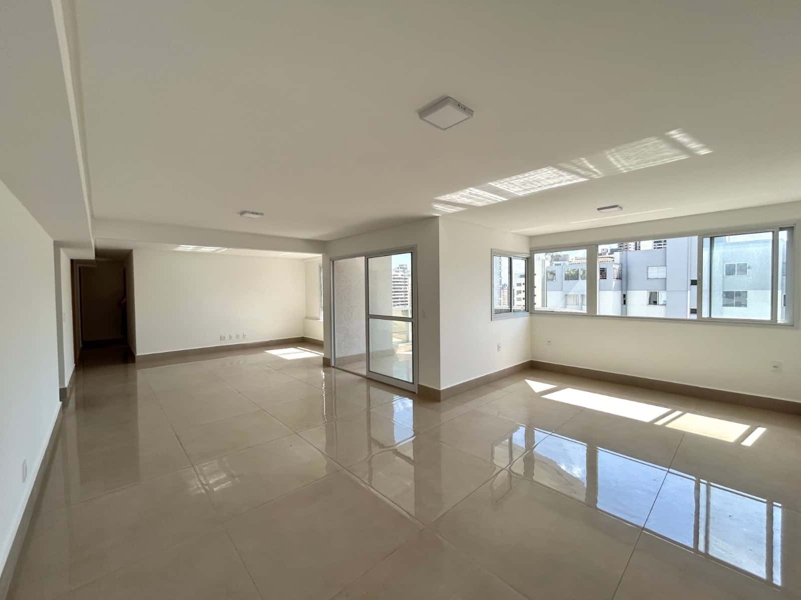Apartamento com 3 suítes no Setor Bueno