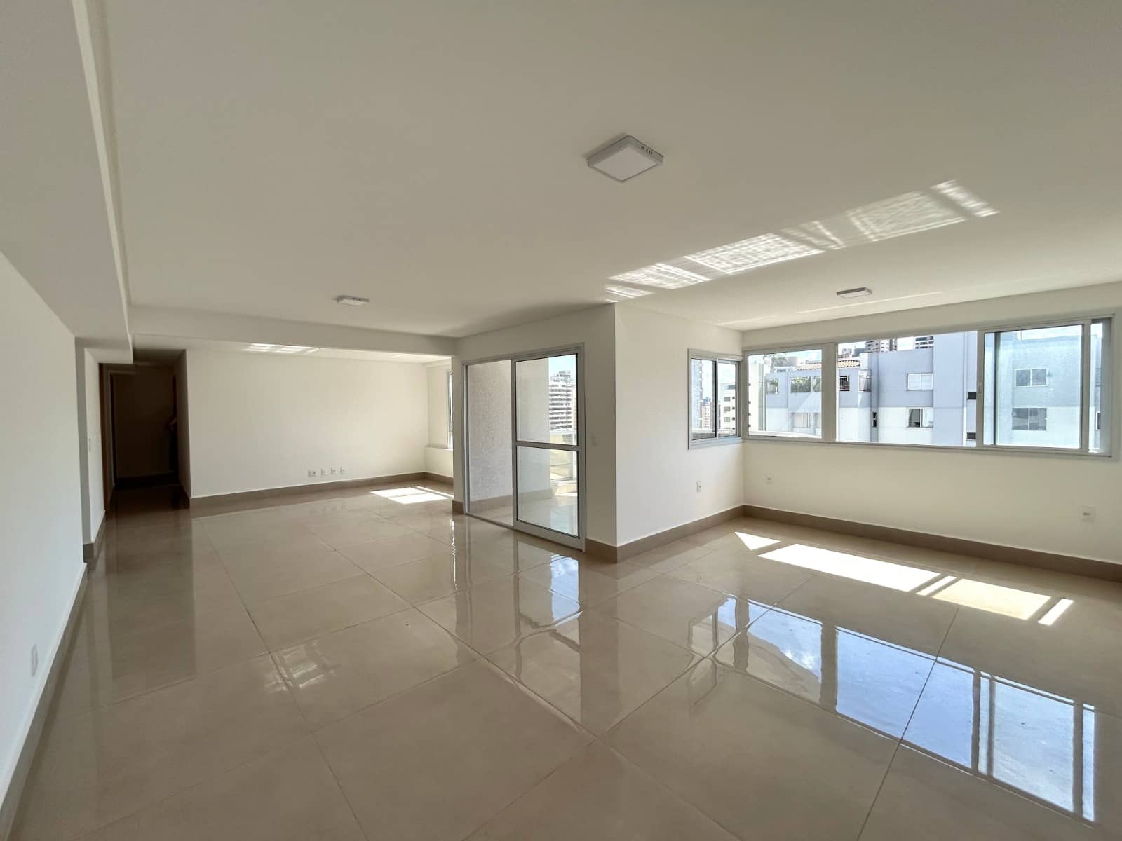 Apartamento com 3 suítes no Setor Bueno