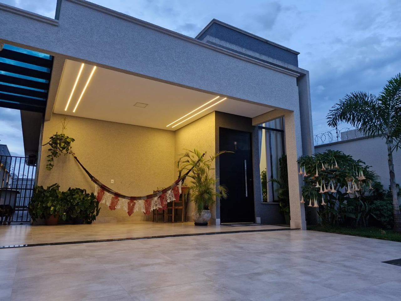 Casa Moderna com Piscina Aquecida e Pé-Direito Duplo