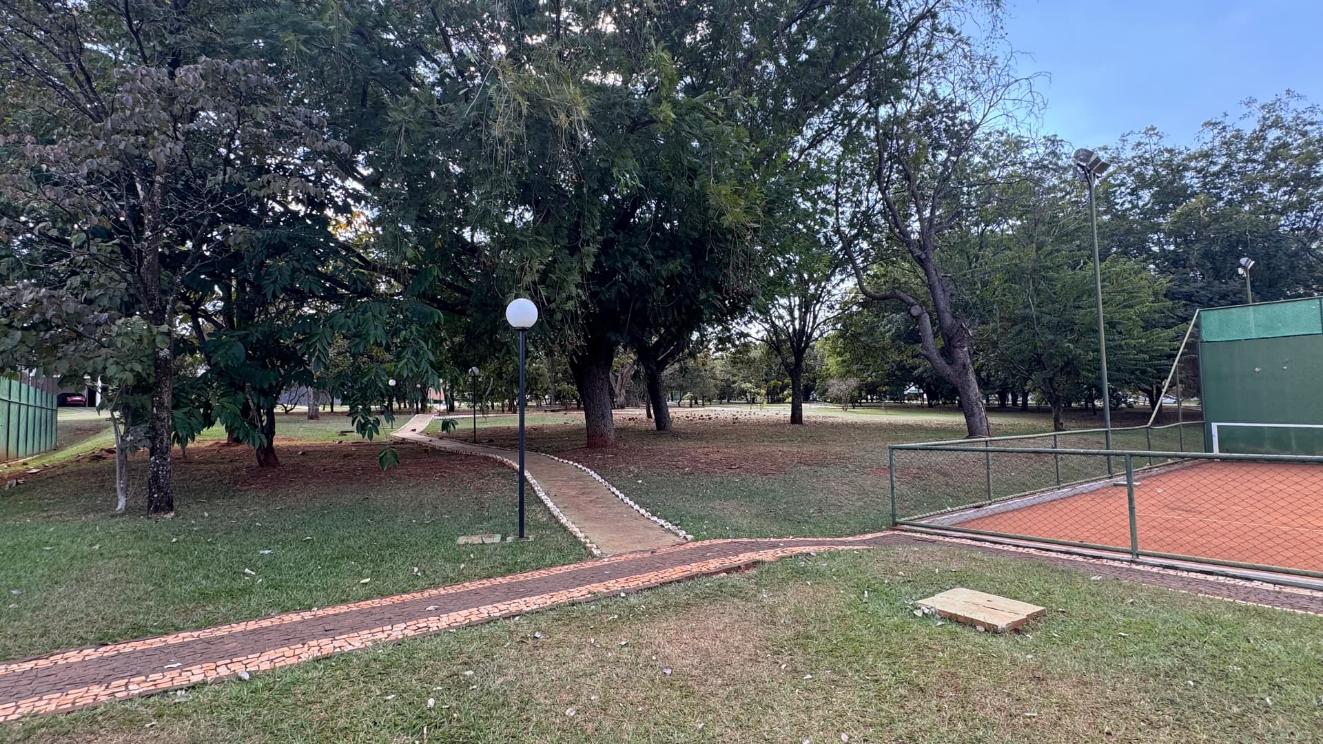 Sobrado de alto padrão em condomínio 4S no Granville.