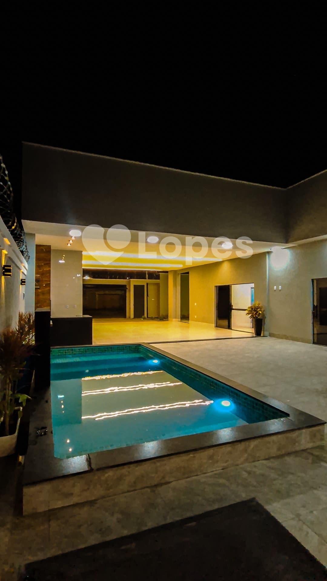 Casa 3 Suítes à Venda na Vila Brasília Próxima à Avenida São Paulo