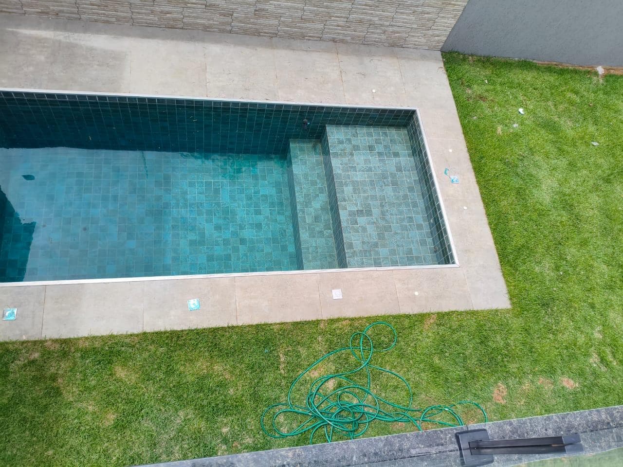 Sobrado 3 Suítes Setor Garavelo Aparecida de Goiânia com Piscina 375m