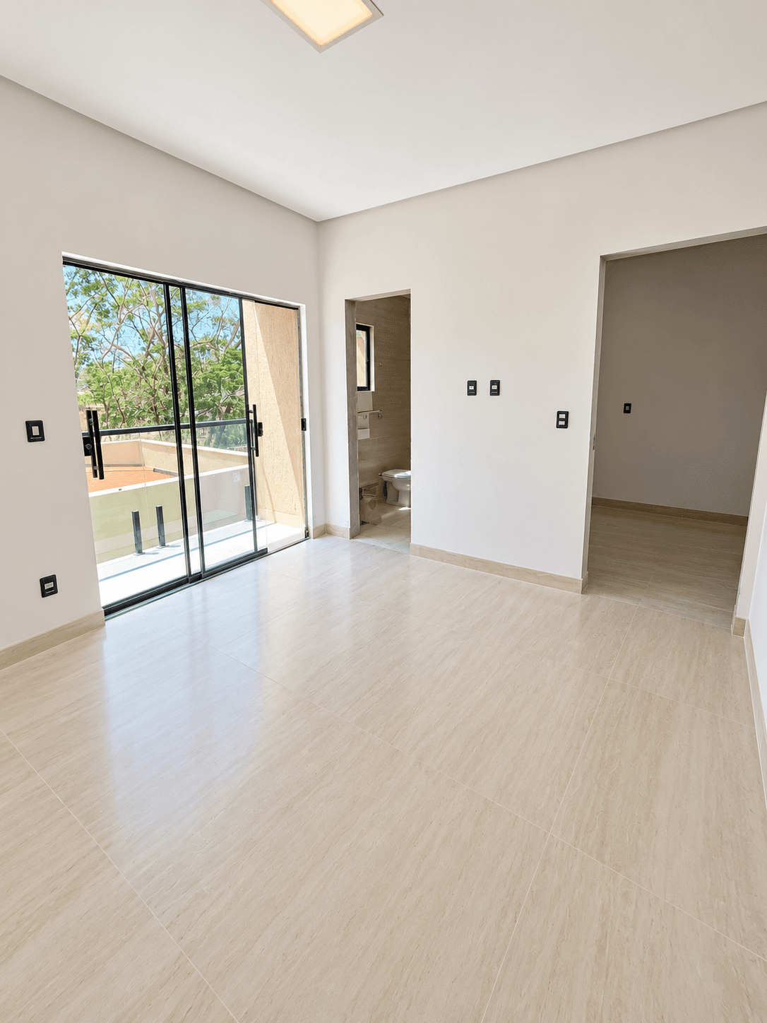 Sobrado de Alto Padrão com 4 Suítes, Suíte Master e Closet, Moderno com Piscina e Churrasqueira, – Setor Jaó