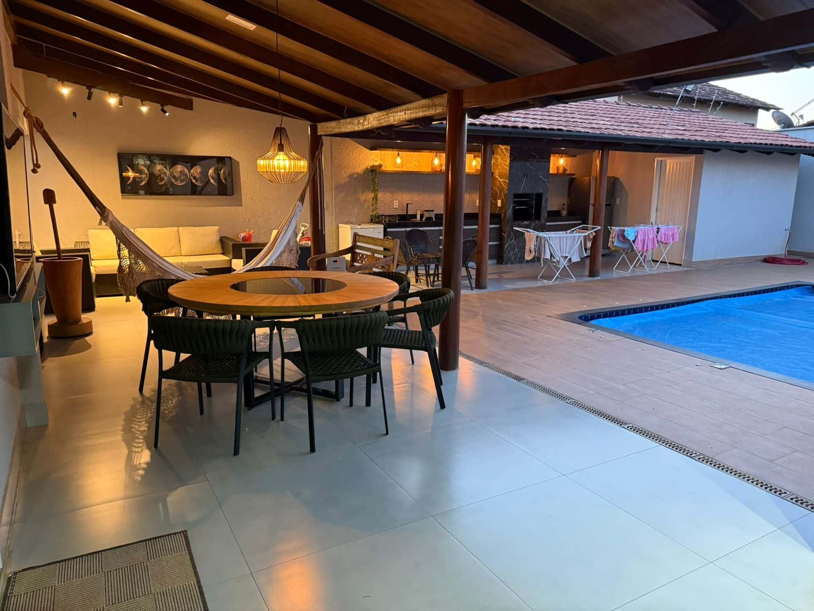 Casa sobrado 4 Suítes, Piscina e Completa em Armários 300m² de construção