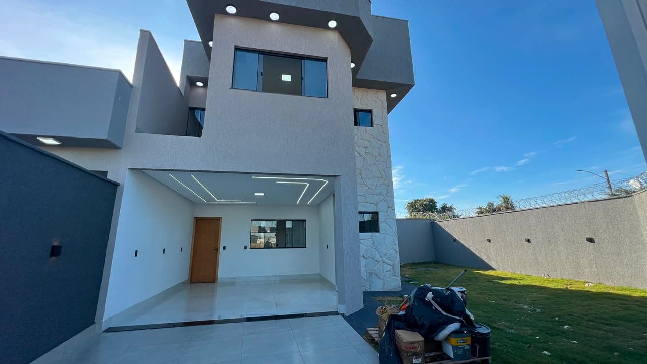 Sobrado Novo com 3 Quartos e Suíte quintal à Venda no Pontal Sul