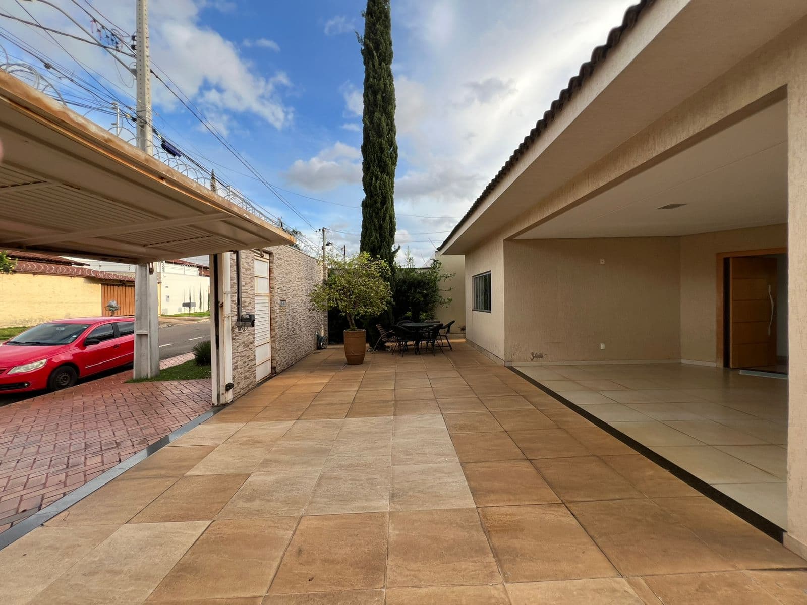 Casa Térrea com 3 Suítes | 220m² Construídos | Lote 494m² | 4 Vagas