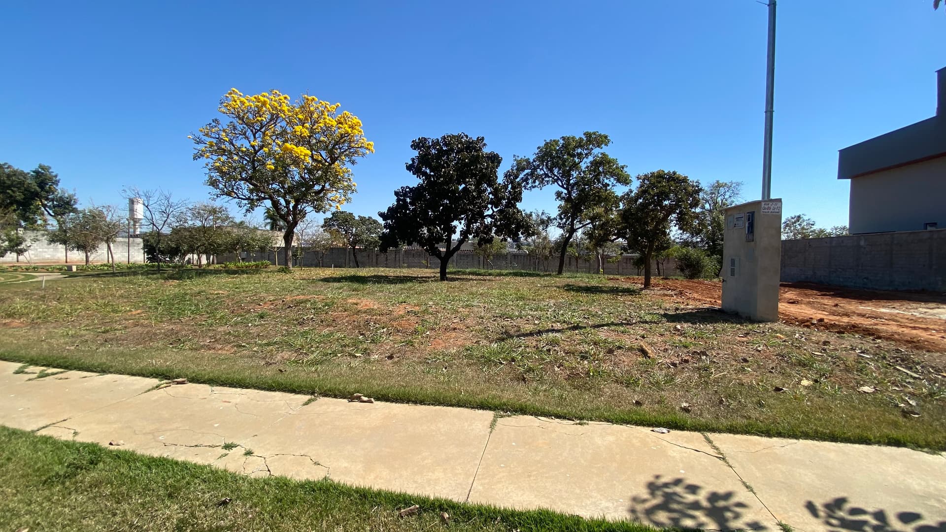 Excelente Lote Plano de Esquina no Parqville Jacarandá