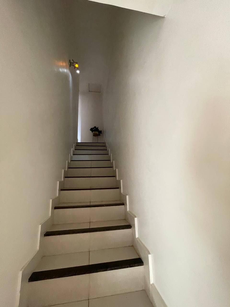 Sobrado em Condomínio Fechado 3 Quarto, uma suite, Próximo ao Madri, Condomínio com Piscina Goiania