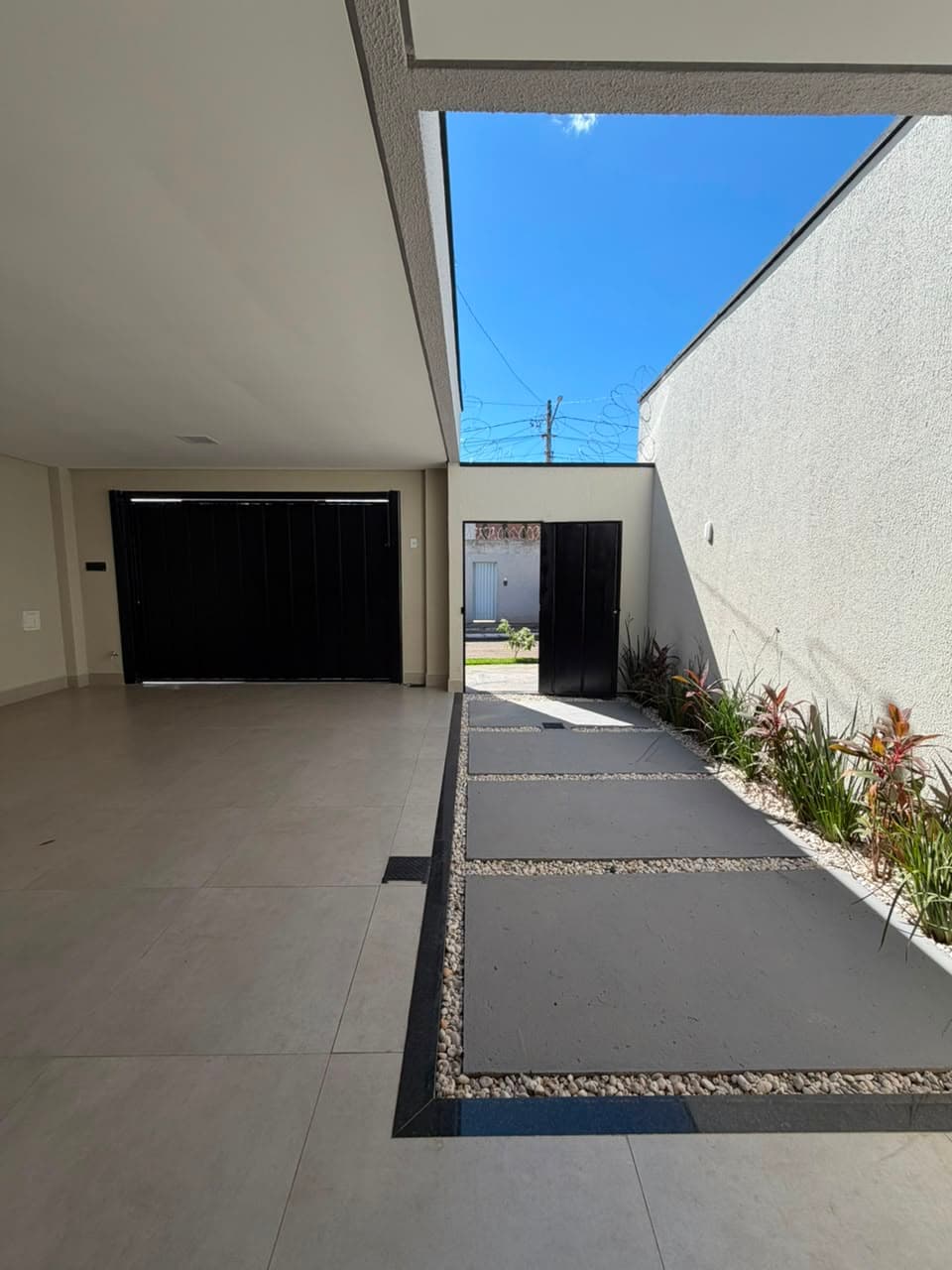 Casa Nova com Piscina e Área Gourmet | 3 Quartos | Bairro das Indústrias – Senador Canedo