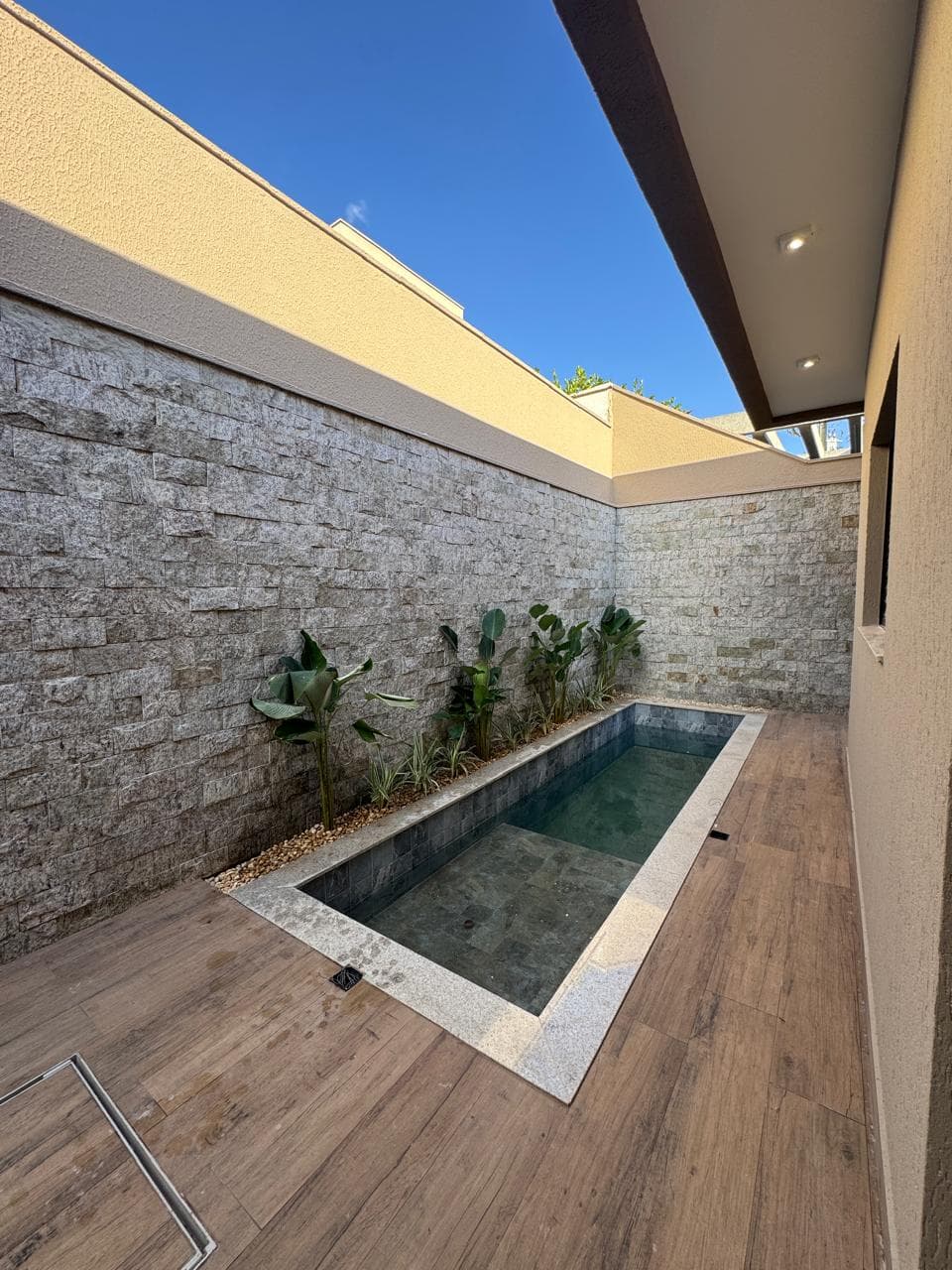 Casa a venda no Jardins Capri - Térrea de Alto Padrão com 4 Suítes e Piscina Aquecida