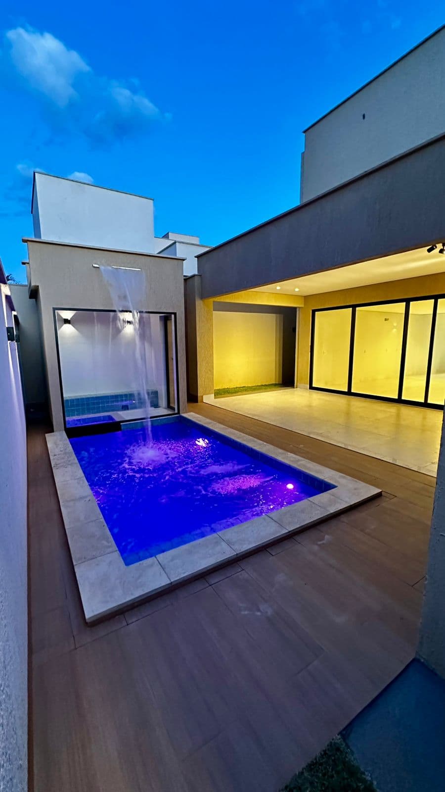 Jardins Barcelona Sobrado Alto Padrão 3 suítes - piscina com sauna - 4 vagas de garagem
