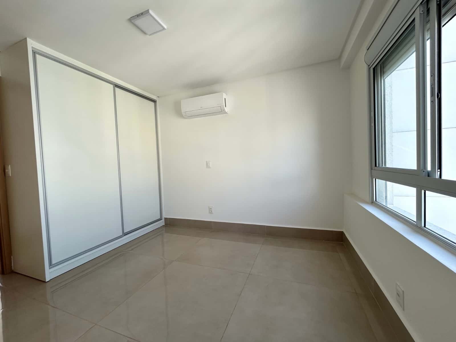 Apartamento com 3 suítes no Setor Bueno